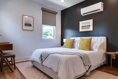 Holiday home Charming East Nash Retreat, Walk To Dining Faves, Cozy Den, Workspace And Smart Tvs, Plush Velvet Sofa, Full Kitchen & Garage, Near Mas Tacos & Five Points, 10 Min To Broadway, 24 Hr Hospitality