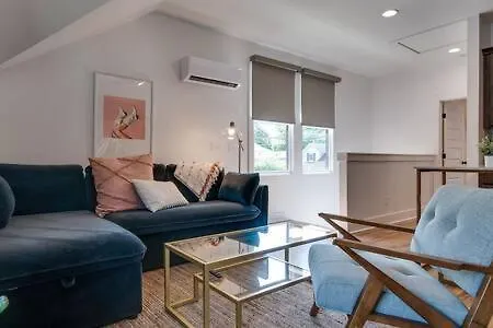 Charming East Nash Retreat, Walk To Dining Faves, Cozy Den, Workspace And Smart Tvs, Plush Velvet Sofa, Full Kitchen & Garage, Near Mas Tacos & Five Points, 10 Min To Broadway, 24 Hr Hospitality Holiday home Nashville