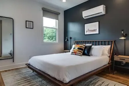 Holiday home Stylish East Nash Townhouse, Walk To Favorite Eats, Cozy Den, Workspace, Smart Tvs And Fast Wifi, Full Kitchen, Garage And 24 Hr Hospitality, Near Mas Tacos, Rosepepper And Five Points, 10 Min To Broadway