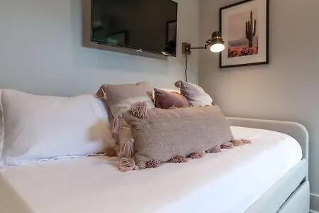 Holiday home Townhouse - Walk To Food, Near Downtown!
