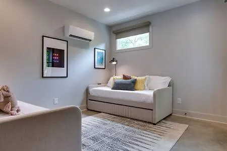 Townhouse - Walk To Food, Near Downtown! Holiday home Nashville