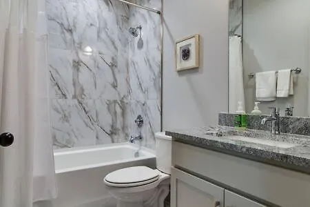 Townhouse - Walk To Food, Near Downtown! * Nashville