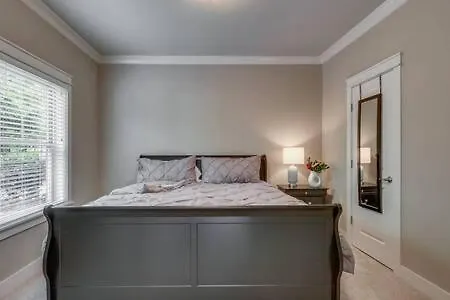 Spacious 4 King Belmont 2 Living Walk To Belmont & Vanderbilt Large Dining Table Smart Tvs Parking 24 Hr Hospitality Near Music Row & The Gulch 2 Miles To Broadway * Nashville