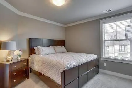 Spacious 4 King Belmont 2 Living Walk To Belmont & Vanderbilt Large Dining Table Smart Tvs Parking 24 Hr Hospitality Near Music Row & The Gulch 2 Miles To Broadway * Nashville
