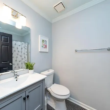 Modern 2br With Optional Parking Near Vanderbilt & Music Row, Walk To Centennial Park & Mins To Broadway * Nashville