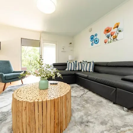 Modern 2br With Optional Parking Near Vanderbilt & Music Row, Walk To Centennial Park & Mins To Broadway *