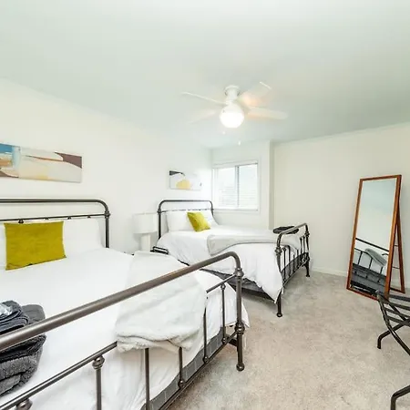 Modern 2br With Optional Parking Near Vanderbilt & Music Row, Walk To Centennial Park & Mins To Broadway