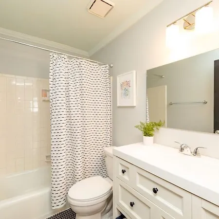 Modern 2br With Optional Parking Near Vanderbilt & Music Row, Walk To Centennial Park & Mins To Broadway * Nashville