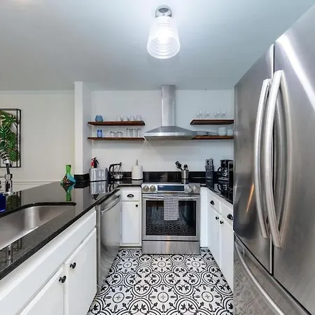 Modern 2br With Optional Parking Near Vanderbilt & Music Row, Walk To Centennial Park & Mins To Broadway Nashville
