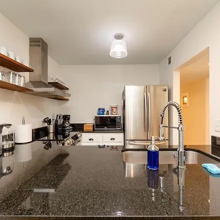 Apartment Modern 2br With Optional Parking Near Vanderbilt & Music Row, Walk To Centennial Park & Mins To Broadway *