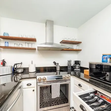 Apartment Modern 2br With Optional Parking Near Vanderbilt & Music Row, Walk To Centennial Park & Mins To Broadway *
