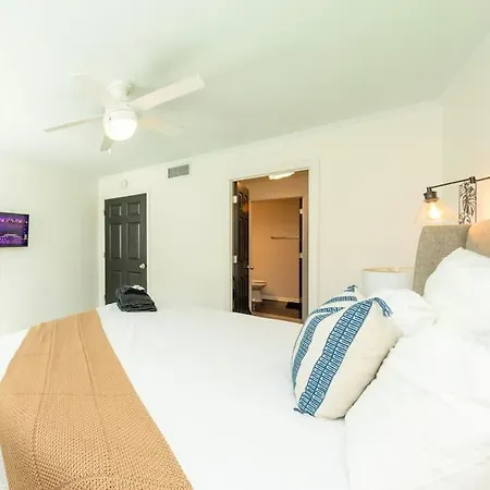 Modern 2br With Optional Parking Near Vanderbilt & Music Row, Walk To Centennial Park & Mins To Broadway Apartment *