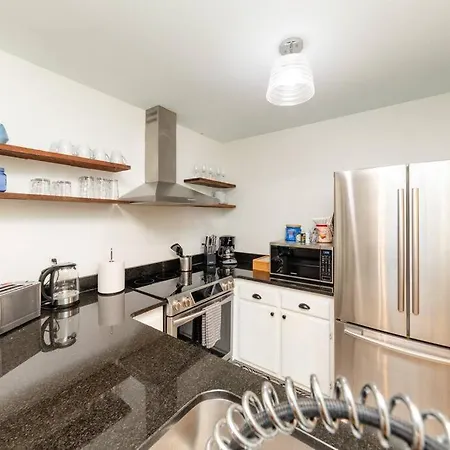 Apartment Modern 2br With Optional Parking Near Vanderbilt & Music Row, Walk To Centennial Park & Mins To Broadway