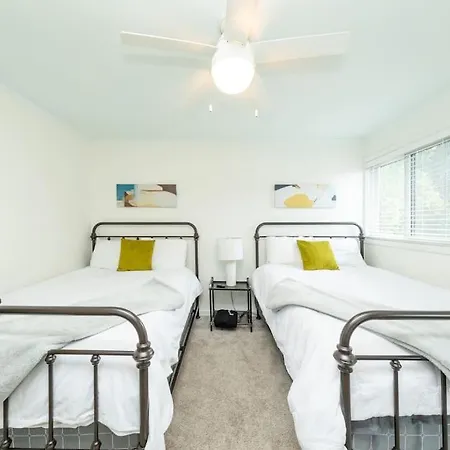 Modern 2br With Optional Parking Near Vanderbilt & Music Row, Walk To Centennial Park & Mins To Broadway Nashville