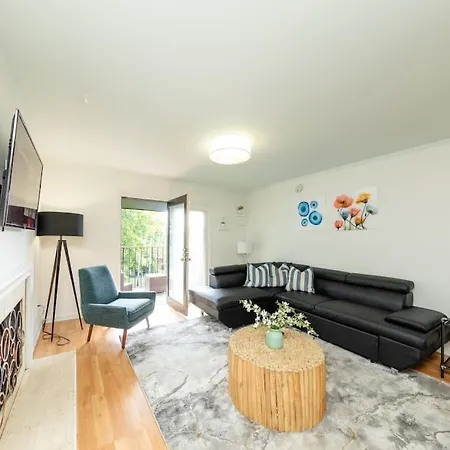 Modern 2br With Optional Parking Near Vanderbilt & Music Row, Walk To Centennial Park & Mins To Broadway *