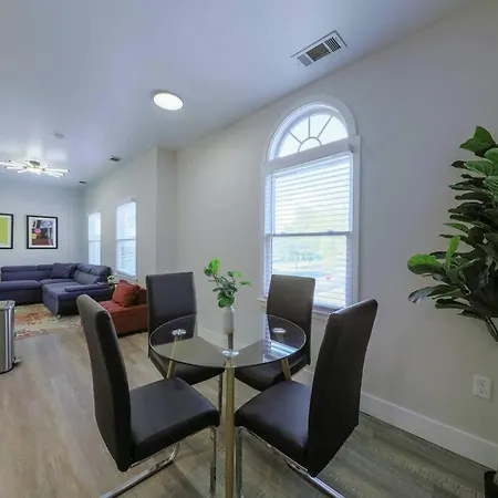 Chic 2br With Optional Parking Mins To Music Row, Vanderbilt & Broadway Apartment *