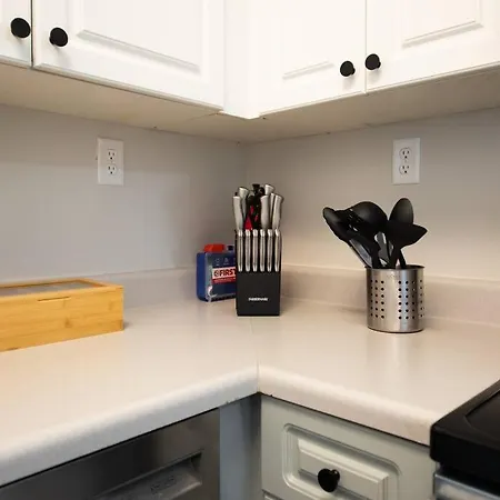 Comfy 1br With King Bed And Optional Parking Near Gulch & Midtown Walk To The Parthenon Apartment