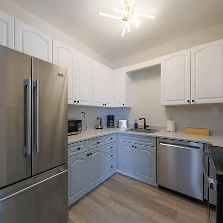 Comfy 1br With King Bed And Optional Parking Near Gulch & Midtown Walk To The Parthenon Apartment