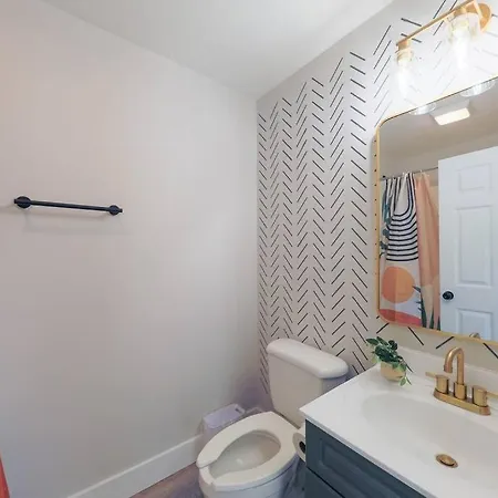 Apartment Comfy 1br With King Bed And Optional Parking Near Gulch & Midtown Walk To The Parthenon *