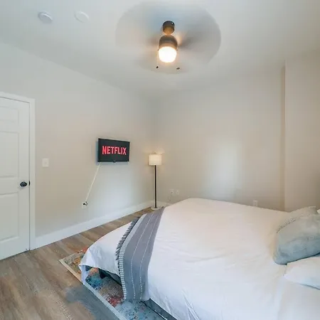 Comfy 1br With King Bed And Optional Parking Near Gulch & Midtown Walk To The Parthenon Nashville