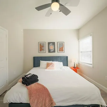 Vibrant 2br Getaway With Optional Parking Near Broadway, Midtown Bars & Music Row Apartment Nashville