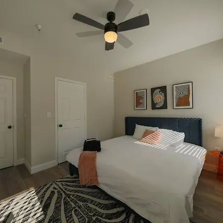 Vibrant 2br Getaway With Optional Parking Near Broadway, Midtown Bars & Music Row Apartment *