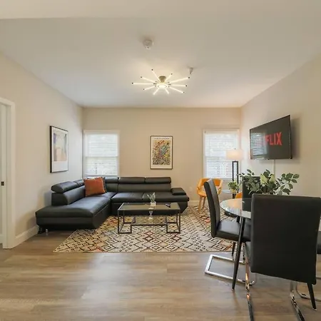 Vibrant 2br Getaway With Optional Parking Near Broadway, Midtown Bars & Music Row Apartment Nashville