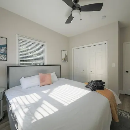 Vibrant 2br Getaway With Optional Parking Near Broadway, Midtown Bars & Music Row Apartment *