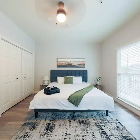 Cozy & 2br With Optional Parking Near Vanderbilt, Gulch & Honky Tonk Highway Apartment Nashville