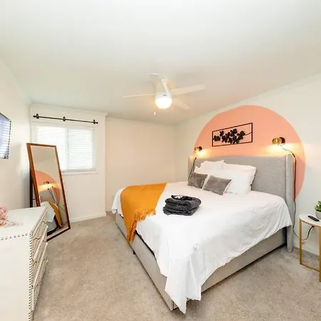 Luxury Midtown 2br Family Sleeps 8 Guests With Private Balcony And Optional Parking Walk To Parthenon & Vanderbilt Near Broadway Apartment