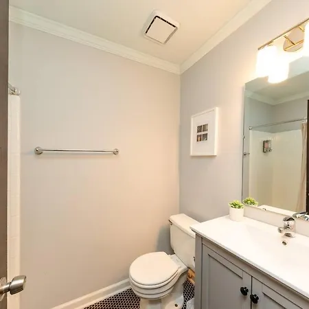 Apartment Luxury Midtown 2br Family Sleeps 8 Guests With Private Balcony And Optional Parking Walk To Parthenon & Vanderbilt Near Broadway Nashville