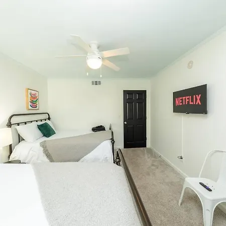Apartment Luxury Midtown 2br Family Sleeps 8 Guests With Private Balcony And Optional Parking Walk To Parthenon & Vanderbilt Near Broadway