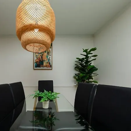 Apartment Luxury Midtown 2br Family Sleeps 8 Guests With Private Balcony And Optional Parking Walk To Parthenon & Vanderbilt Near Broadway Nashville