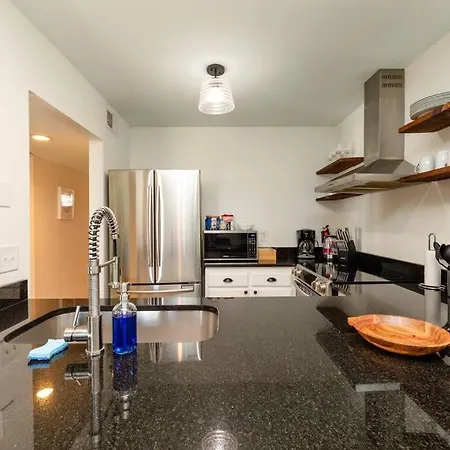 Luxury Midtown 2br Family Sleeps 8 Guests With Private Balcony And Optional Parking Walk To Parthenon & Vanderbilt Near Broadway