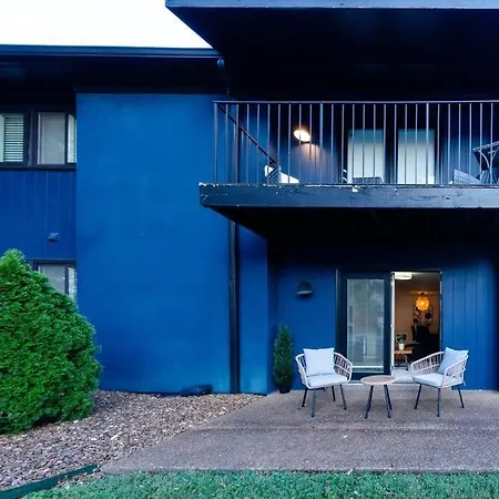 Apartment Bright & Cozy 2br Family Sleeps 6 With Private Balcony And Optional Parking Near Centennial Park & Broadway Nashville
