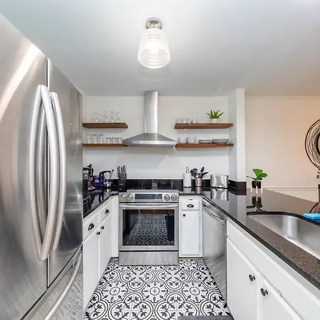 Midtown 2br Gem With Private Balcony And Optional Parking Walkable To Vanderbilt, Music Row & Centennial Park Apartment
