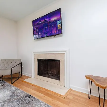 Apartment Midtown 2br Gem With Private Balcony And Optional Parking Walkable To Vanderbilt, Music Row & Centennial Park *
