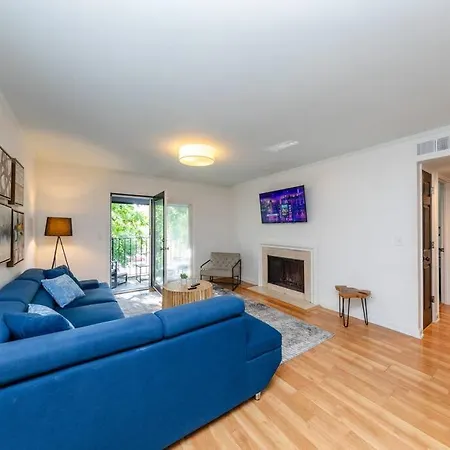 Midtown 2br Gem With Private Balcony And Optional Parking Walkable To Vanderbilt, Music Row & Centennial Park Apartment *