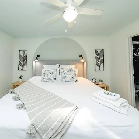 Apartment Midtown 2br Gem With Private Balcony And Optional Parking Walkable To Vanderbilt, Music Row & Centennial Park