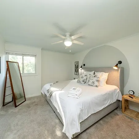 Midtown 2br Gem With Private Balcony And Optional Parking Walkable To Vanderbilt, Music Row & Centennial Park