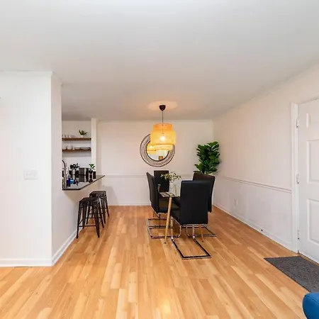Apartment Midtown 2br Gem With Private Balcony And Optional Parking Walkable To Vanderbilt, Music Row & Centennial Park