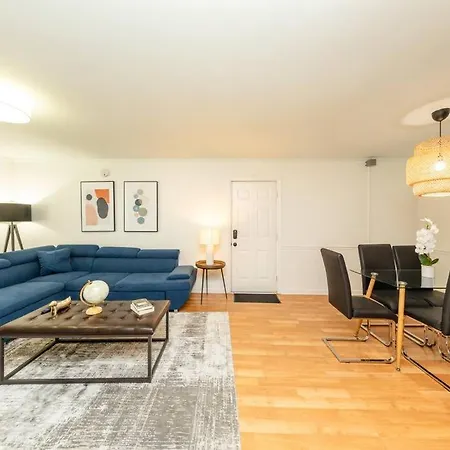 Charming 2br Retreat With Private Balcony And Optional Parking Walk To Parthenon & Vanderbilt And Mins To Broadway & The Gulch Apartment Nashville