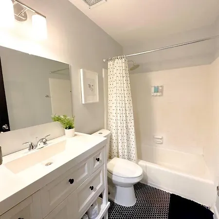 Apartment Luxury 2br In Midtown With Patio-balcony & Optional Parking Near Broadway, Vanderbilt & Centennial Park