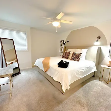 Apartment Luxury 2br In Midtown With Patio-balcony & Optional Parking Near Broadway, Vanderbilt & Centennial Park *