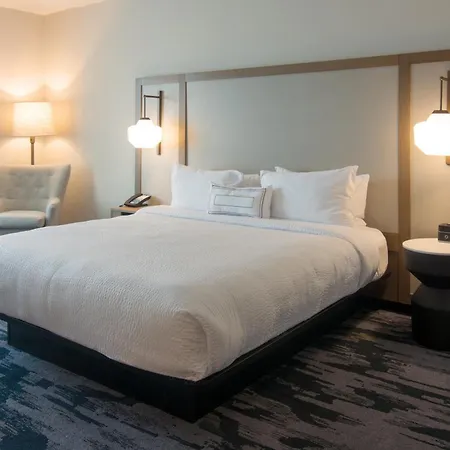 Hotel Fairfield & By Marriott Airport