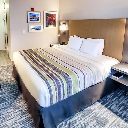 Hotel Country & By Radisson Airport Tn