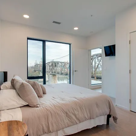 The Riverfront Vip - Walk To Broadway & Nissan Stadium - Free Garage Apartment *