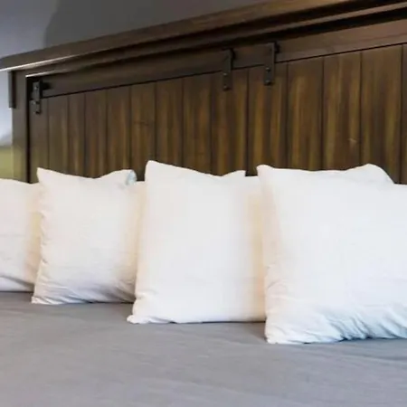 Modern Townhome, Large Game Room, 10min To Downtown! Sleeps 10! *