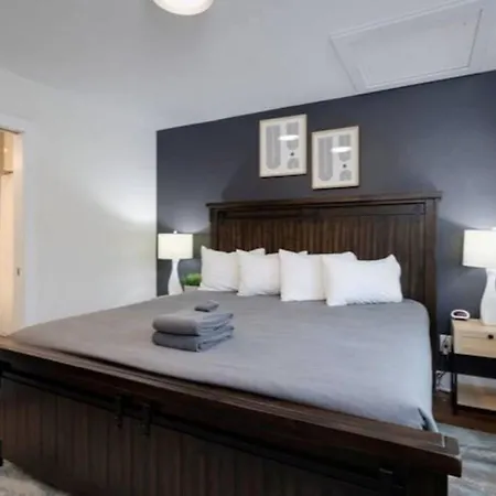 Modern Townhome, Large Game Room, 10min To Downtown! Sleeps 10!