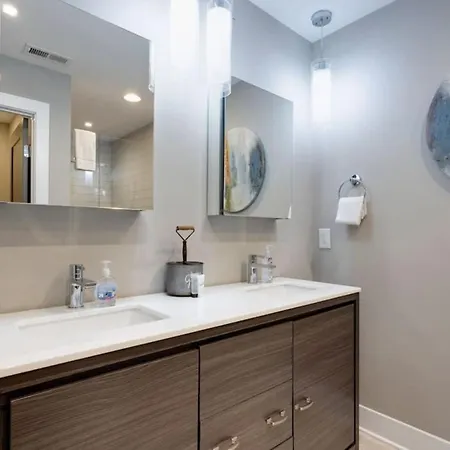 Holiday home Modern Townhome, Large Game Room, 10min To Downtown! Sleeps 10! *